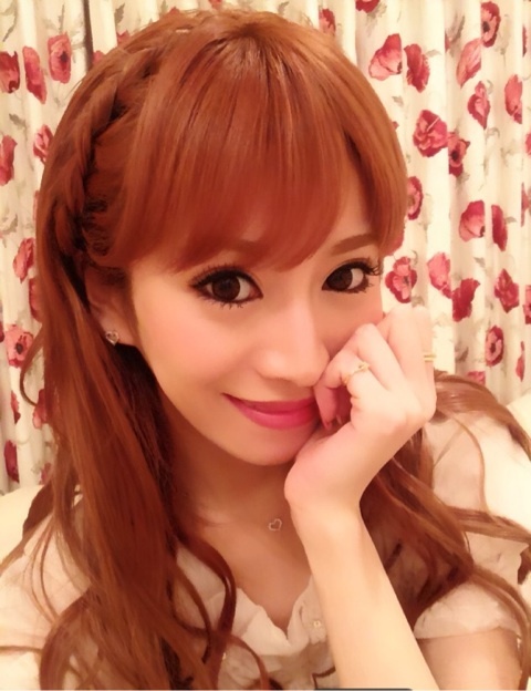 愛沢えみりが彼氏と結婚 整形前の昔の画像や妹と比較 結婚指輪の真相は トレンド美女